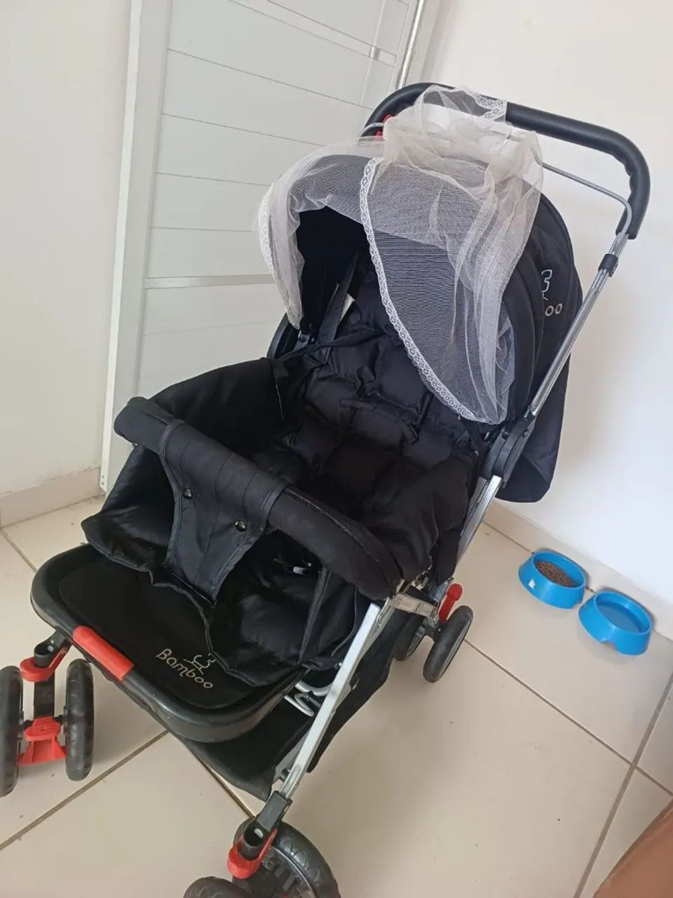 Carrinho de bebê com alça reclinável 