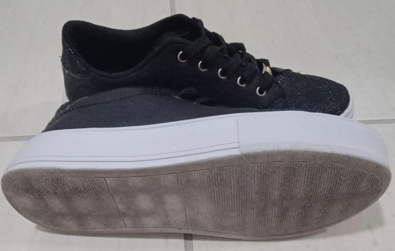 Tenis preto com brilho e aplique no cadarso - Foto 5