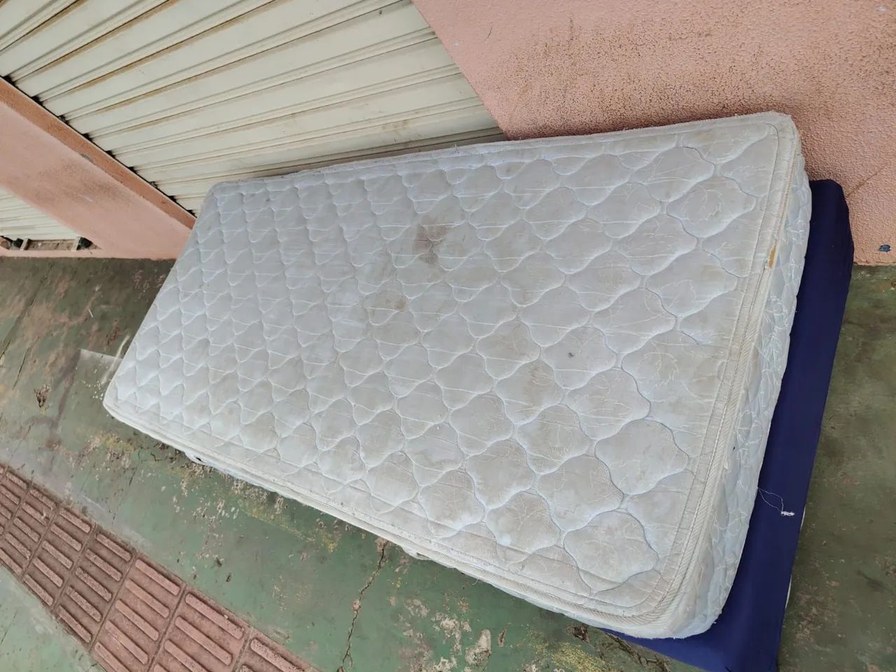 Cama box solteiro com colchão de molas usada ((ENTREGO GRATIS)) - Foto 4