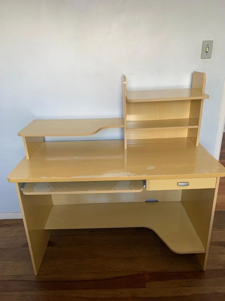 Escrivaninha de madeira com prateleiras e gaveta, ideal para estudo ou home office. - Foto 2