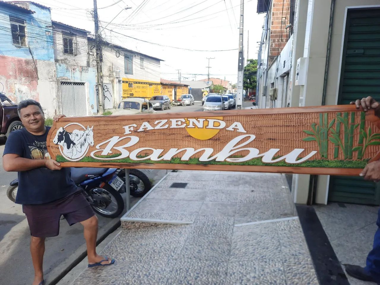Placas esculpidas em madeira maciça 