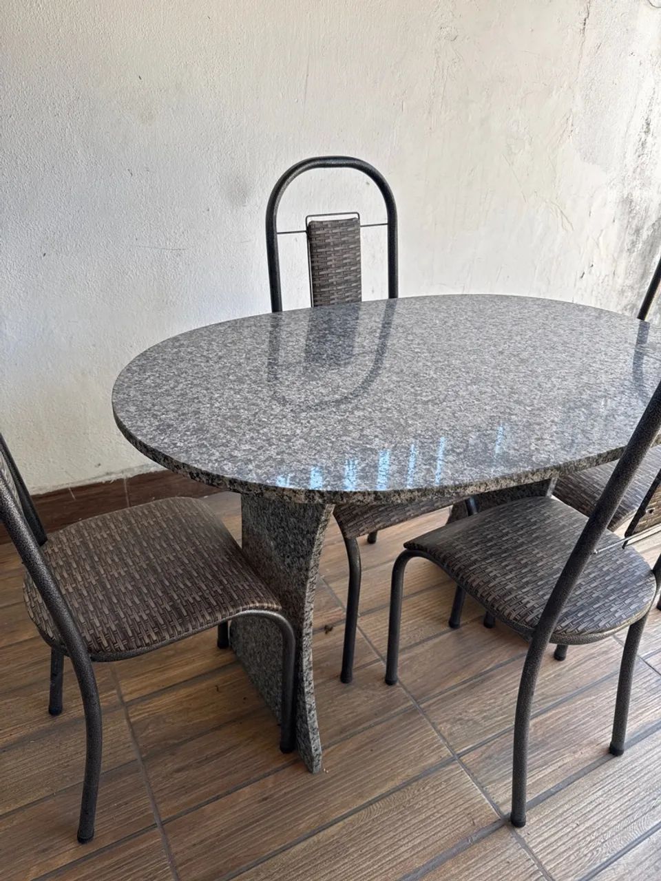 Vendo mesa com quatro cadeiras 