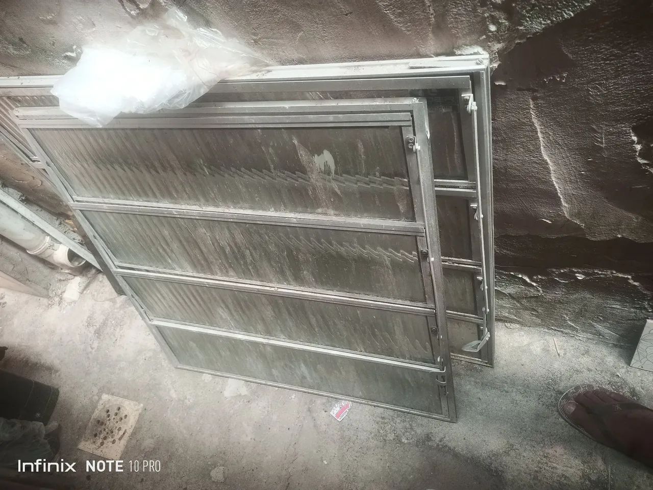 Estou vendendo esses bastante são 2 de vidro, medidas 80×80  e o outro 80× 1, metro! - Foto 4