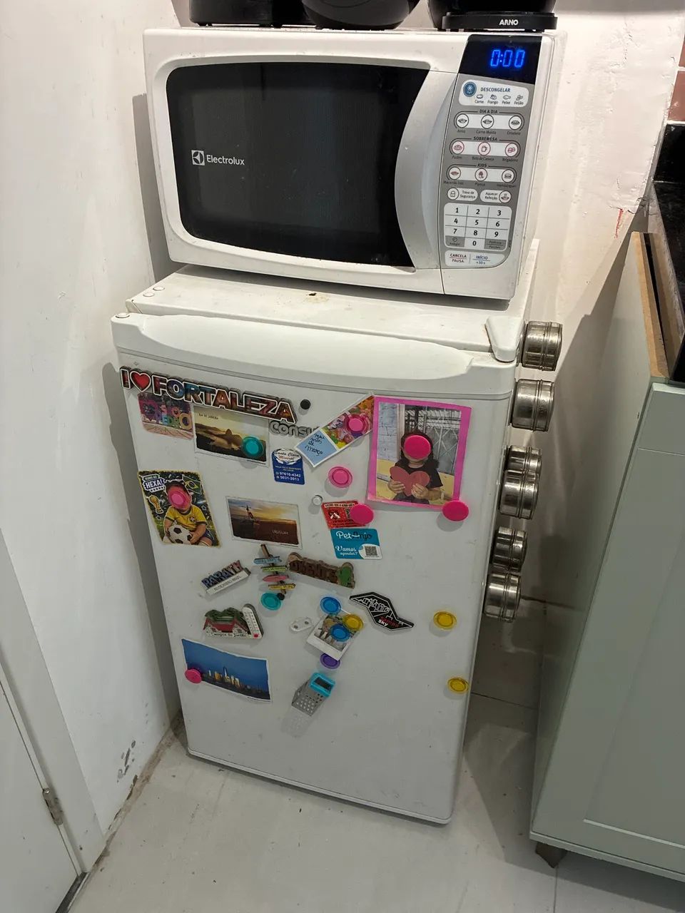 Frigobar e microondas 
