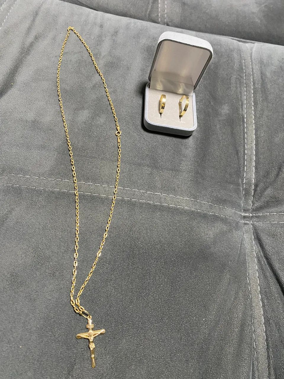Cordão e par de aliança em ouro 
