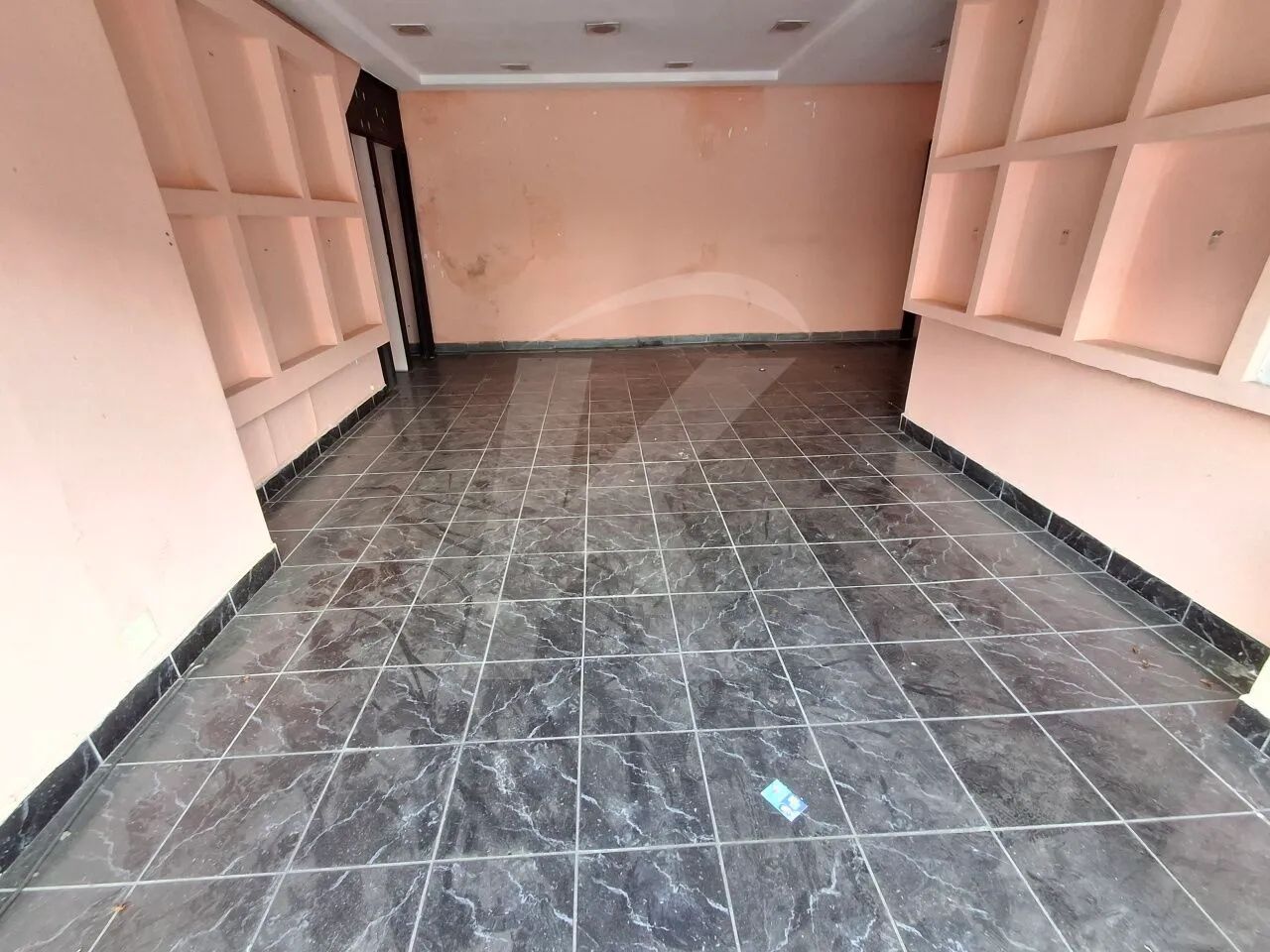 Salão comercial com 2 banheiros e porta de aço - Foto 3