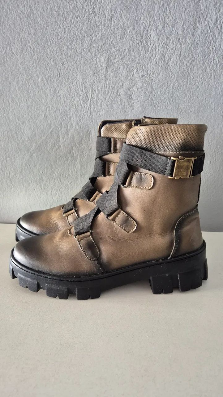 Bota couro legítimo.