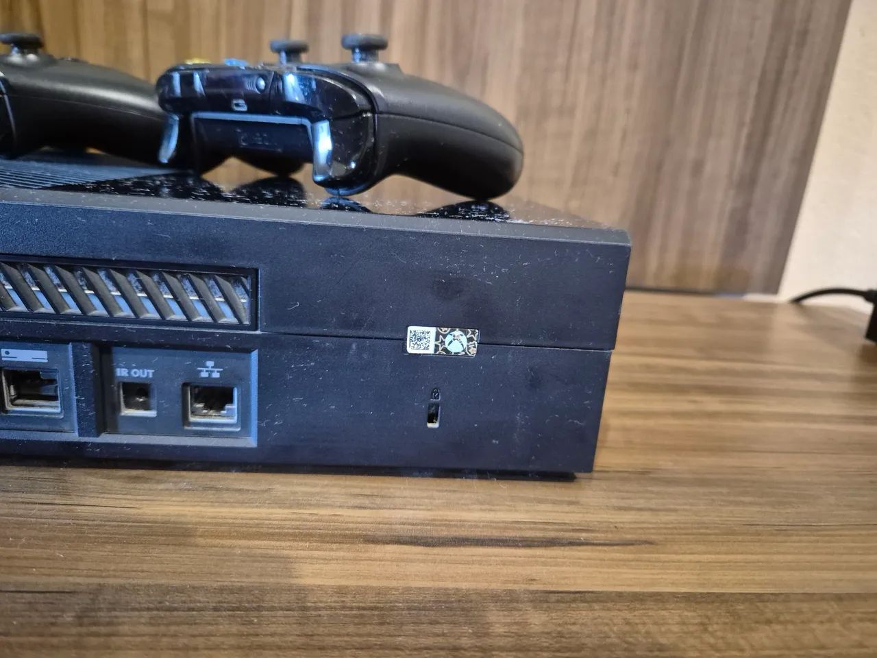 Xbox One Fat + 2 Controles + Rainbow Six Siege - Foto 3