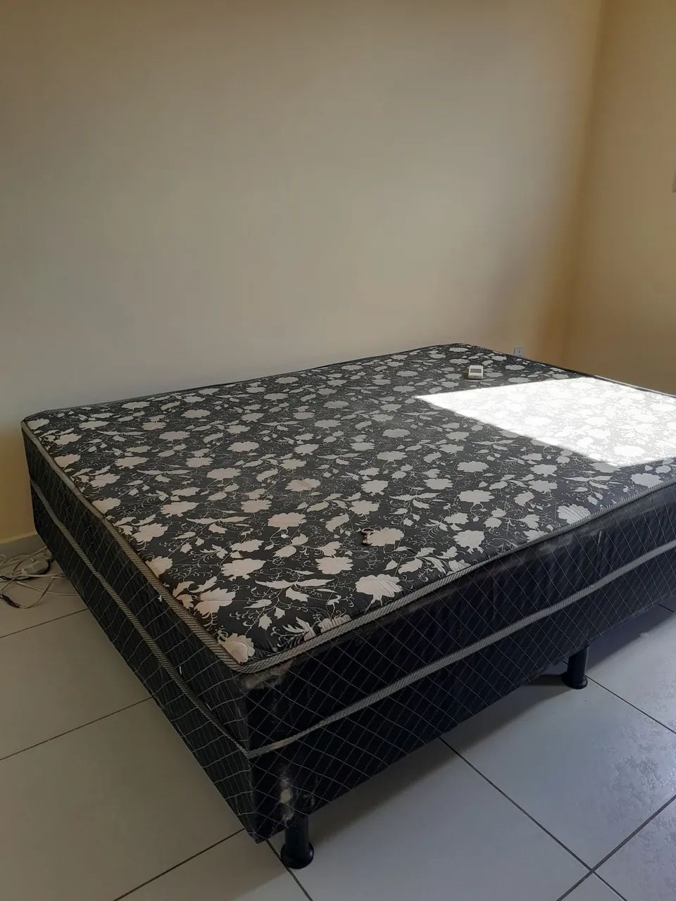 Cama de casal usada.