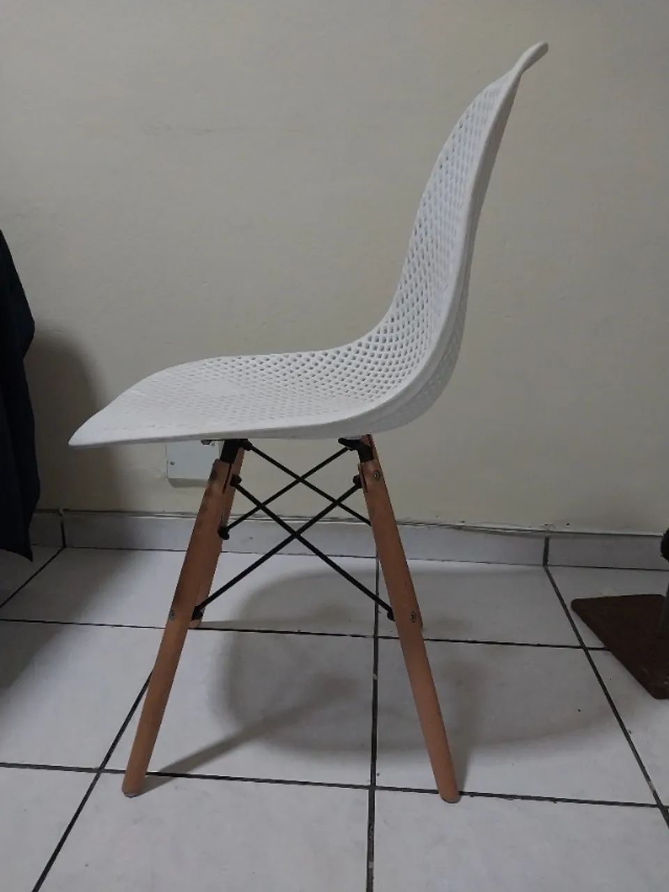 Cadeira Colmeia Com Base Em Madeira  - Foto 3