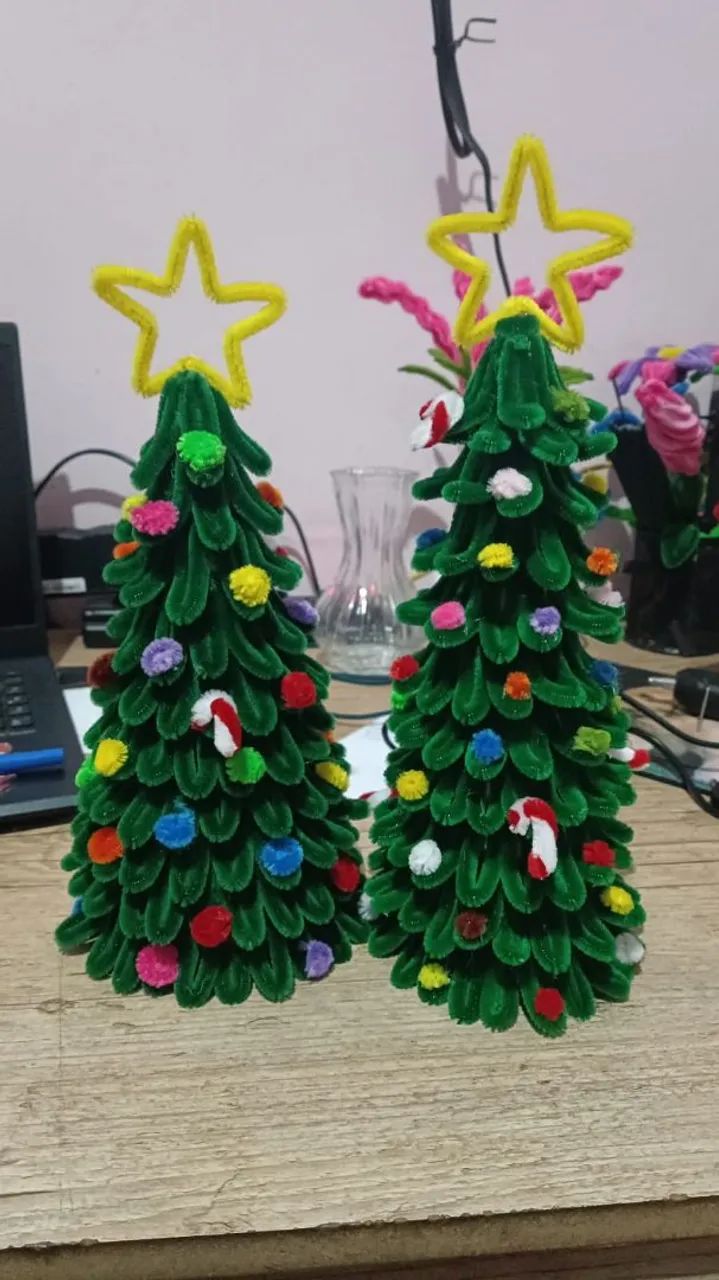 Kit 2 árvores de Natal decorada de haste de chenille 22cm cada - Foto 2