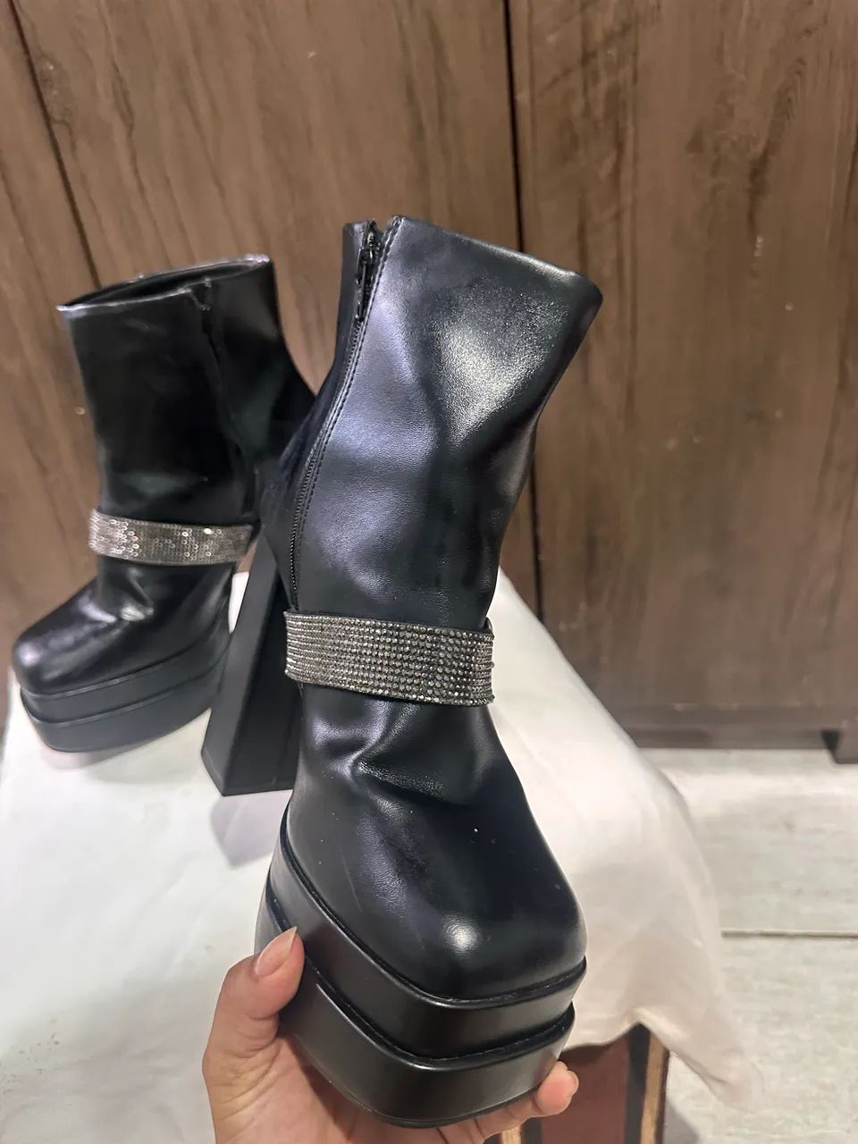 Bota salto plataforma  com fivela e strass Vizzano