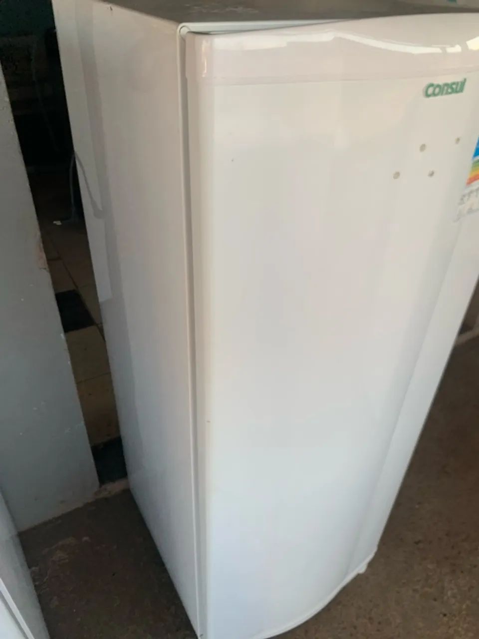 Vendo esss geladeira semi nova.  - Foto 2