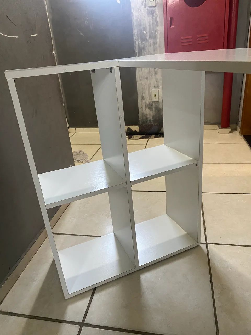 mesa em L branca com nichos - Foto 2