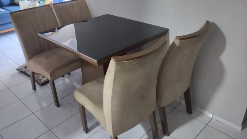 Conjunto de mesa quadrada e quatro cadeiras 