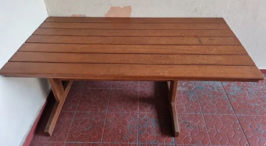 MESA DE MADEIRA MACIÇA MARROM SEM CADEIRAS