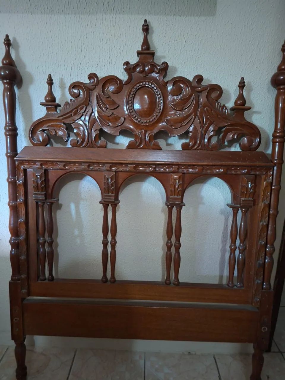 Cabeceira de Cama em Madeira Maciça Trabalhada - Estilo Clássico 