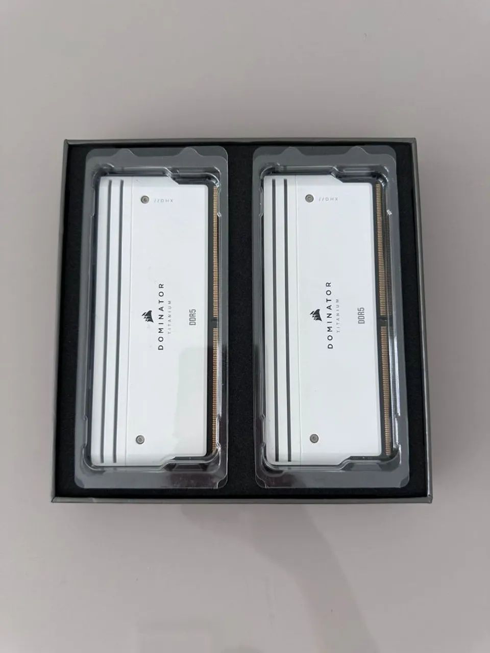 CORSAIR DOMINATOR TITANIUM RGB 32GB (2x16GB) DDR5 DRAM 6400MT/s