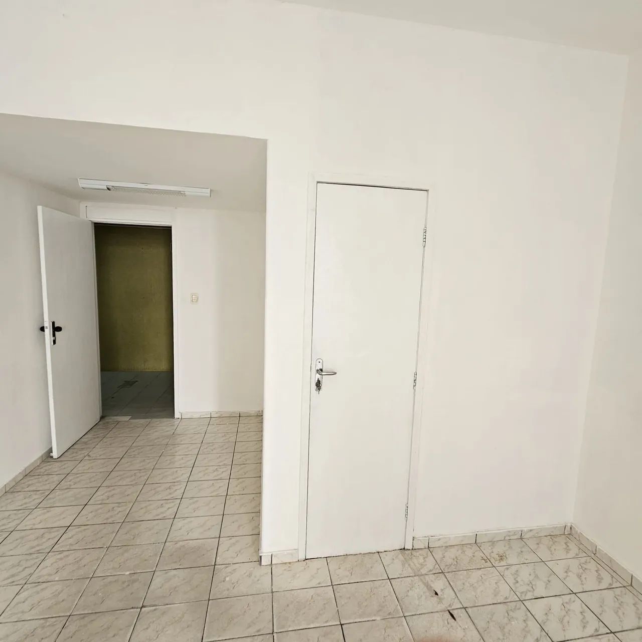 Sala comercial no Edifício C. Rolim.