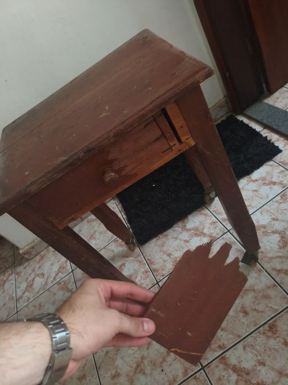 Mesa de Madeira Maciça com Rodinhas ? Resistente e Robusta - Foto 4