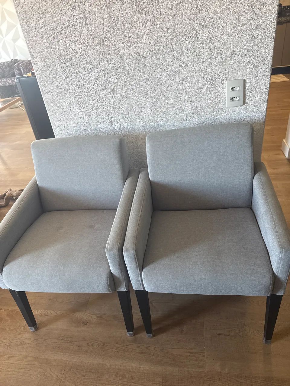 Vendo as duas por 700,00 Cadeiras apoio - Foto 2