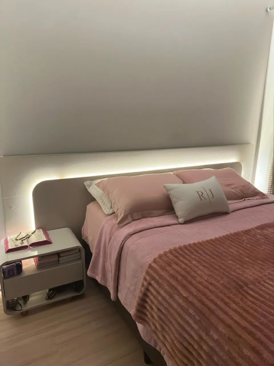 Cabeceira com Led + dois criados mudos  - Foto 2