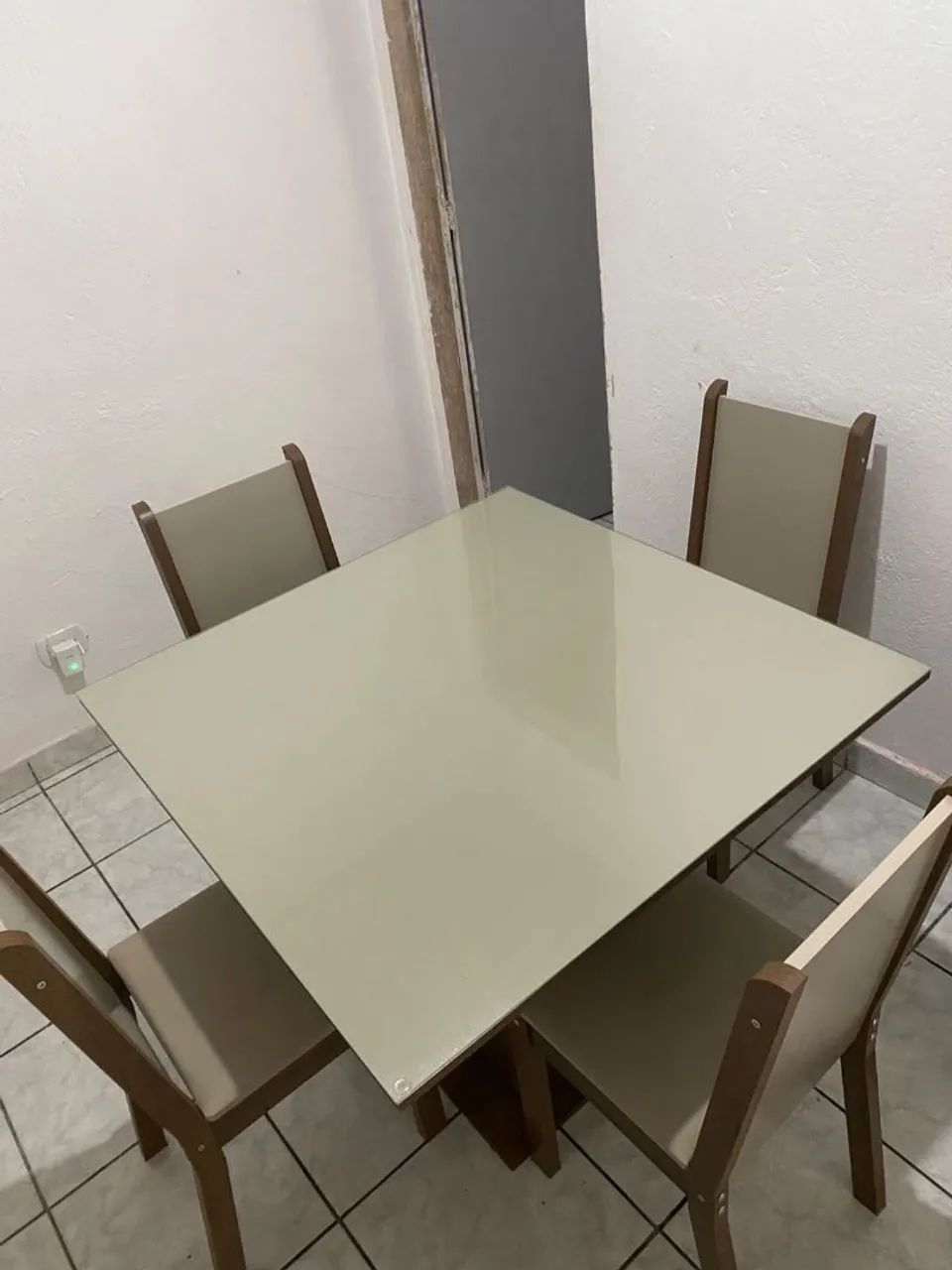 Mesa 4 cadeiras, tampo vidro . - Foto 2