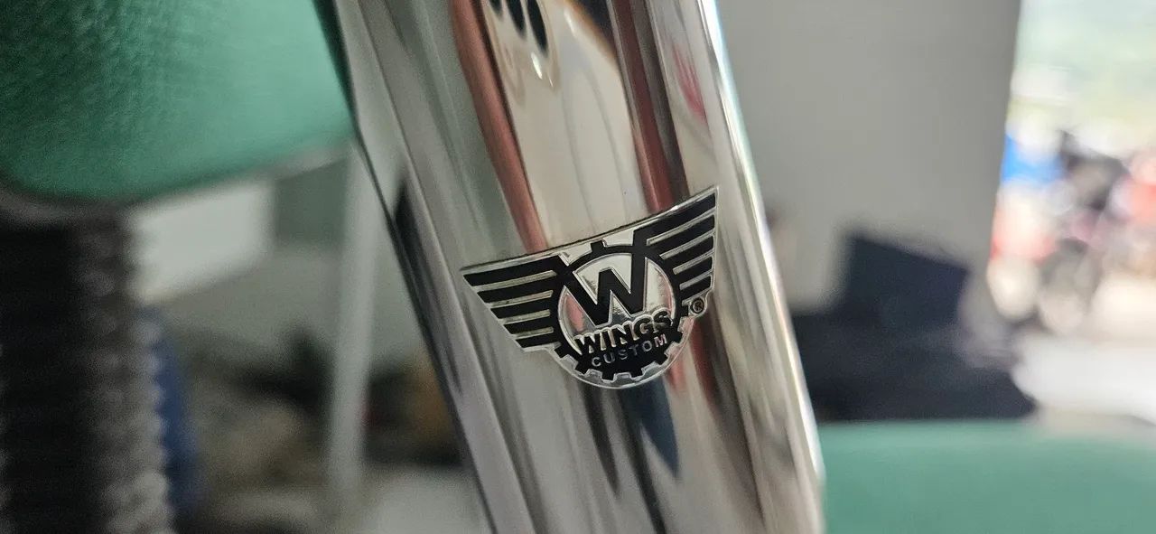 Guidão wings custom com cabos e sissy bar fat boy.