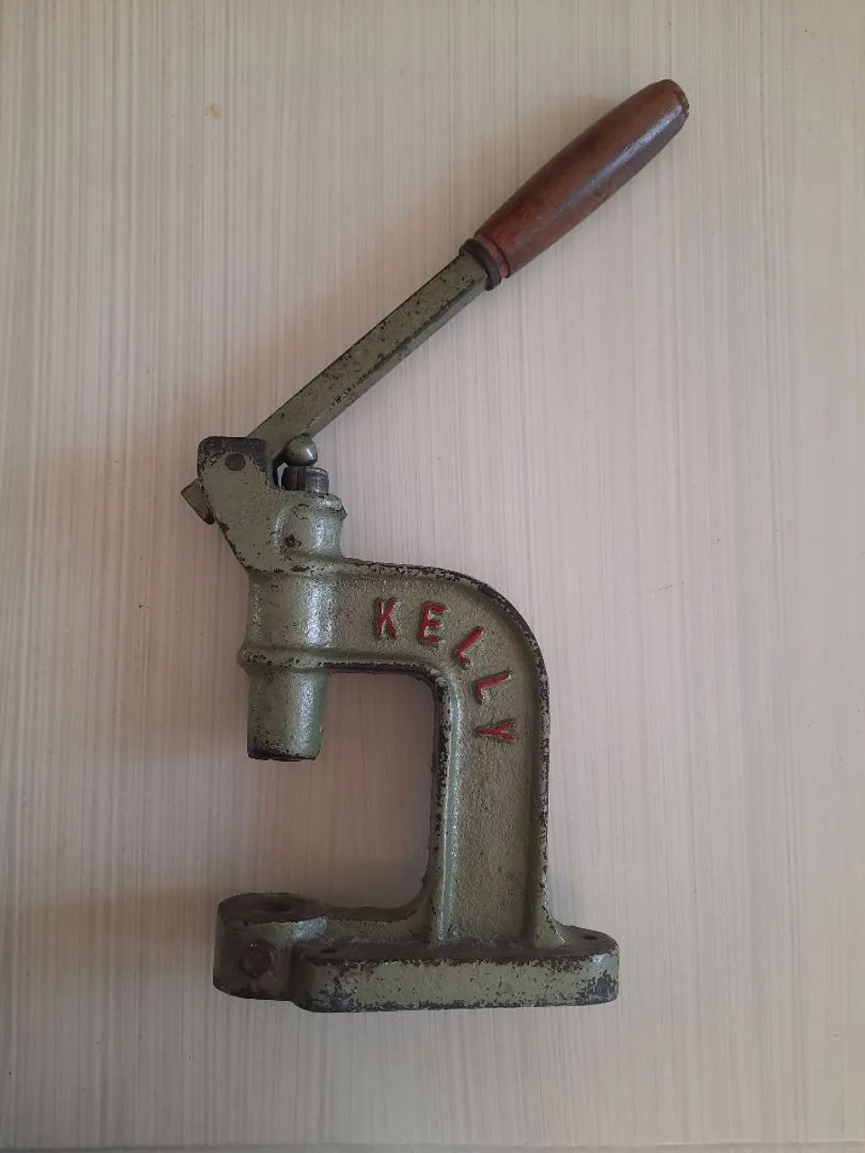 Button Covering Machine with Seven Button Dies