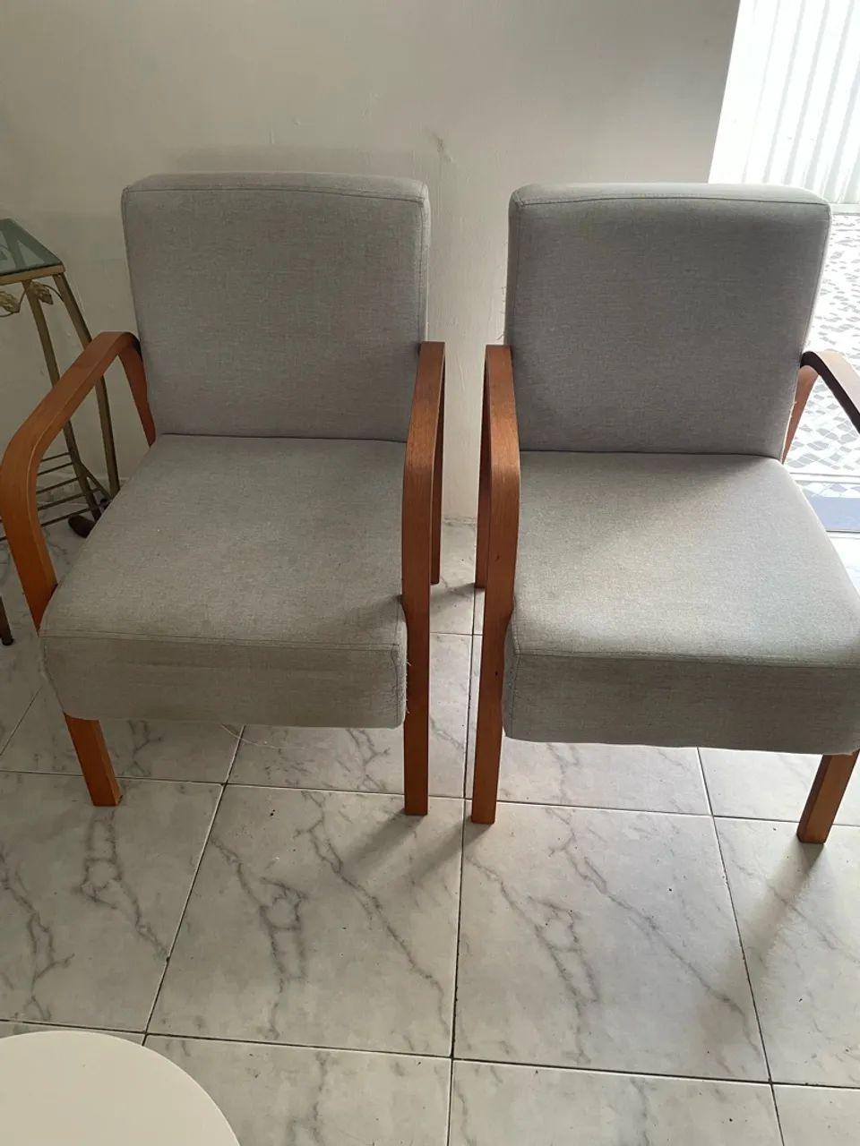 Vende-se Sofá retrátil, duas poltronas e um centro de sala.