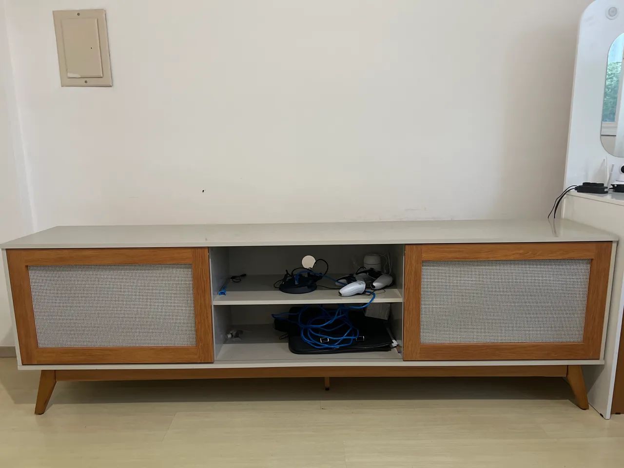 Rack para TV ate 75 polegadas MDF 218cm, pés em madeira maciça, Denver Cinza  - Foto 2