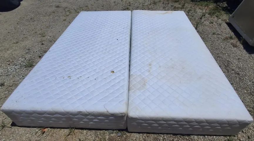 Base de cama queensize branca, com espaço para auxiliar. Em bom estado de uso.