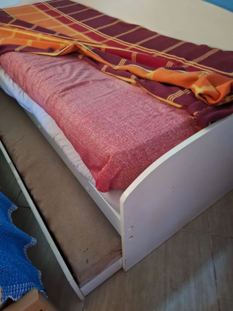 Cama de solteiro com outra em baixo (84 cm x 190 cm) Em bom estado, com os 2 colchões - Foto 4