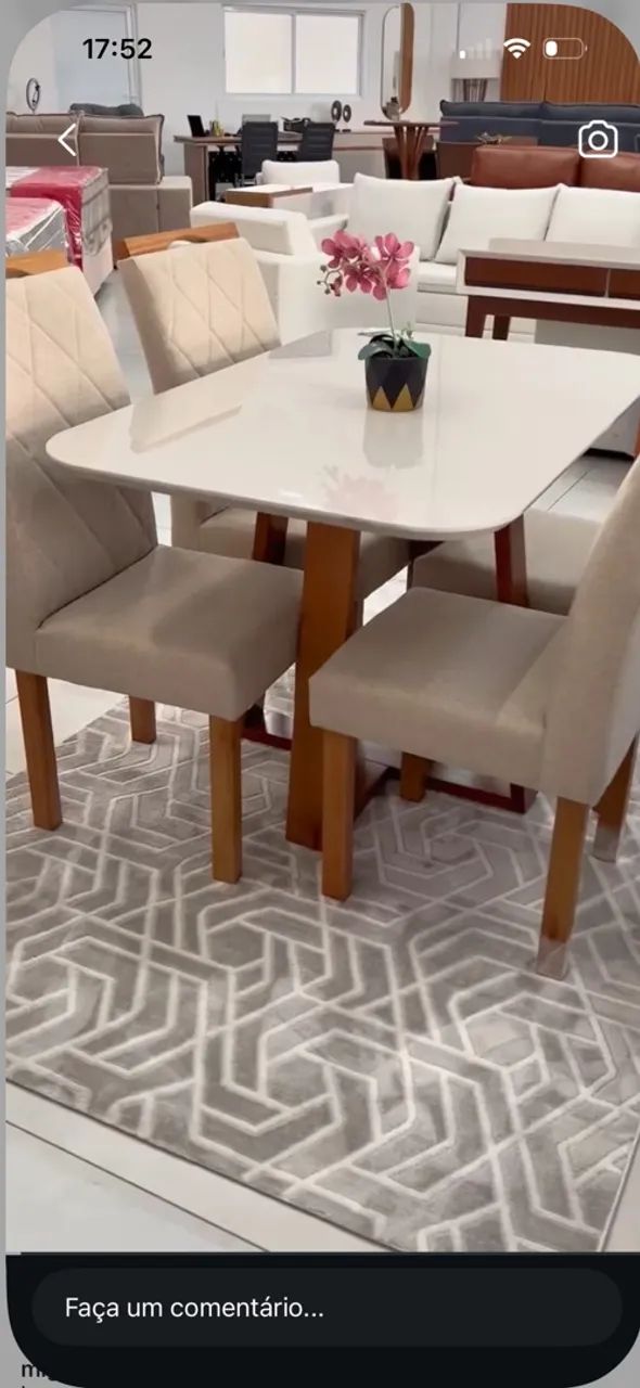 Mesa madeira 4 cadeiras detalhe no vidro 