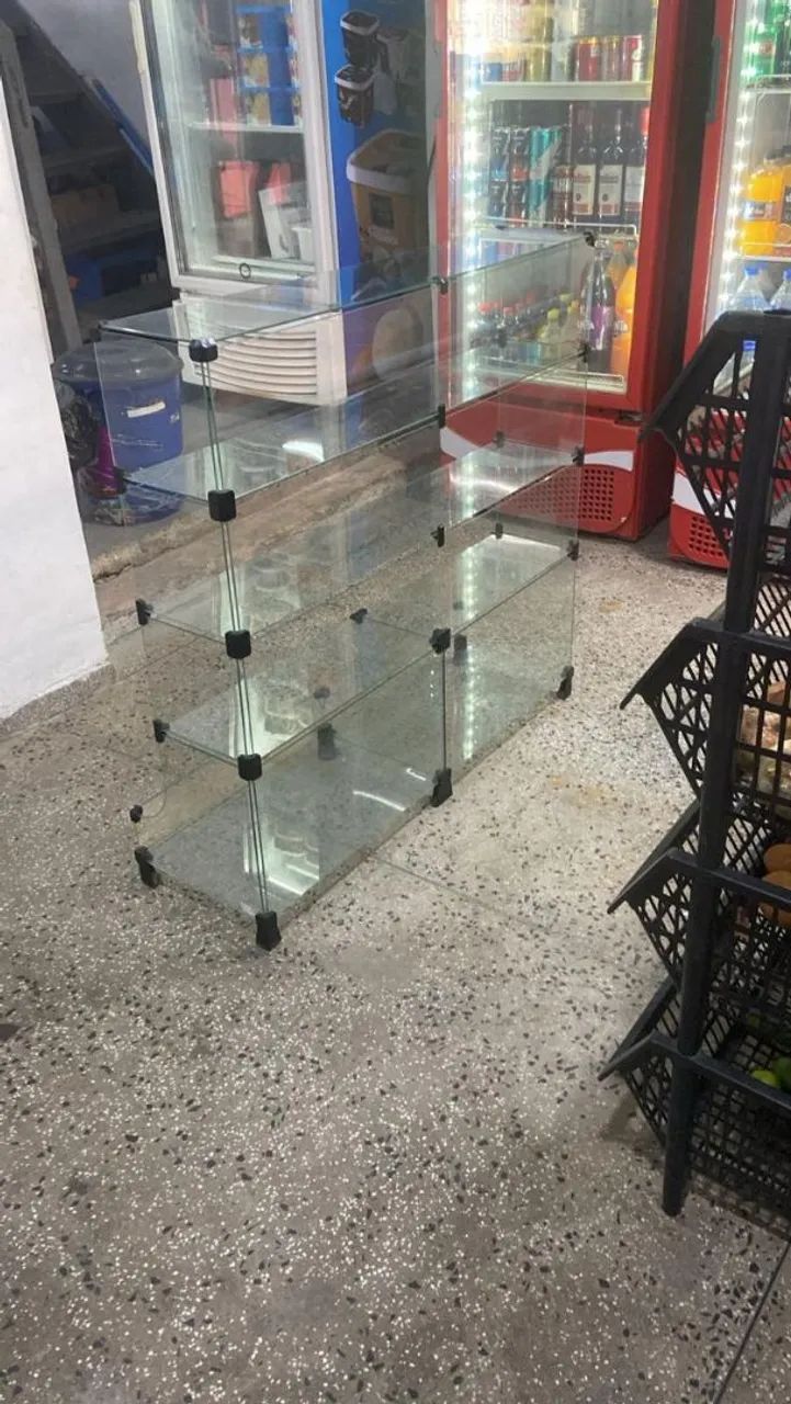 Vendo vitrine de vidro <br>Tamanho na imagem acima <br>? <br>400,0