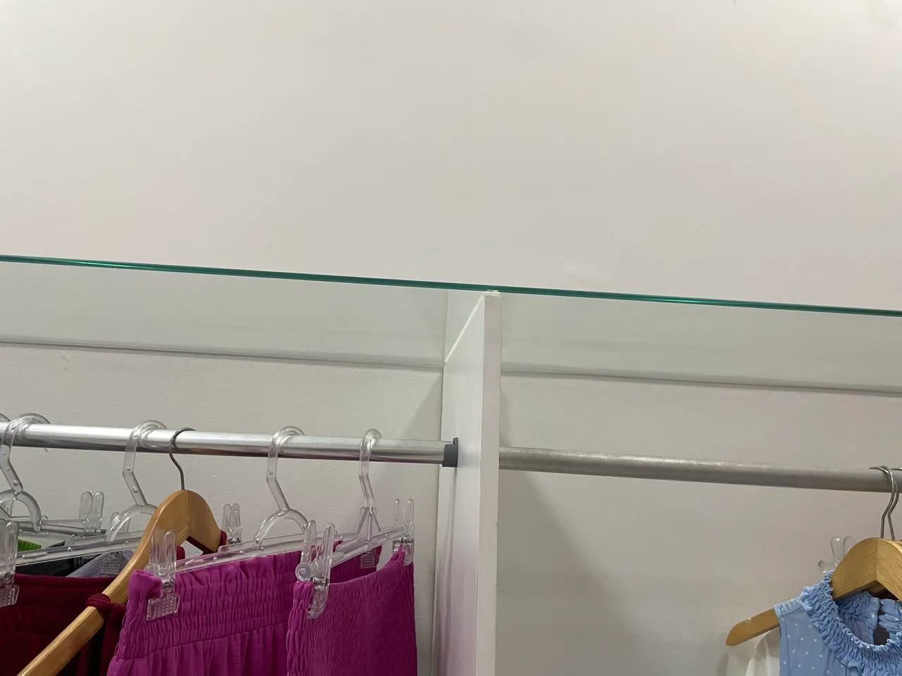 Arara de roupa com prateleira de vidro - Foto 2