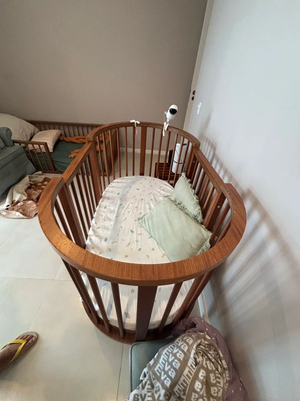 Berço Oval Slim 4 em 1 em madeira  - Foto 4