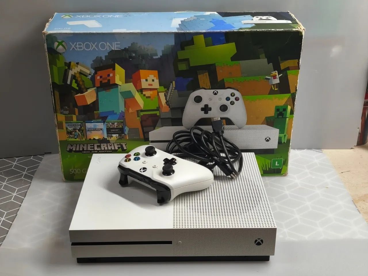 Xbox One S + 1 controle + caixa 