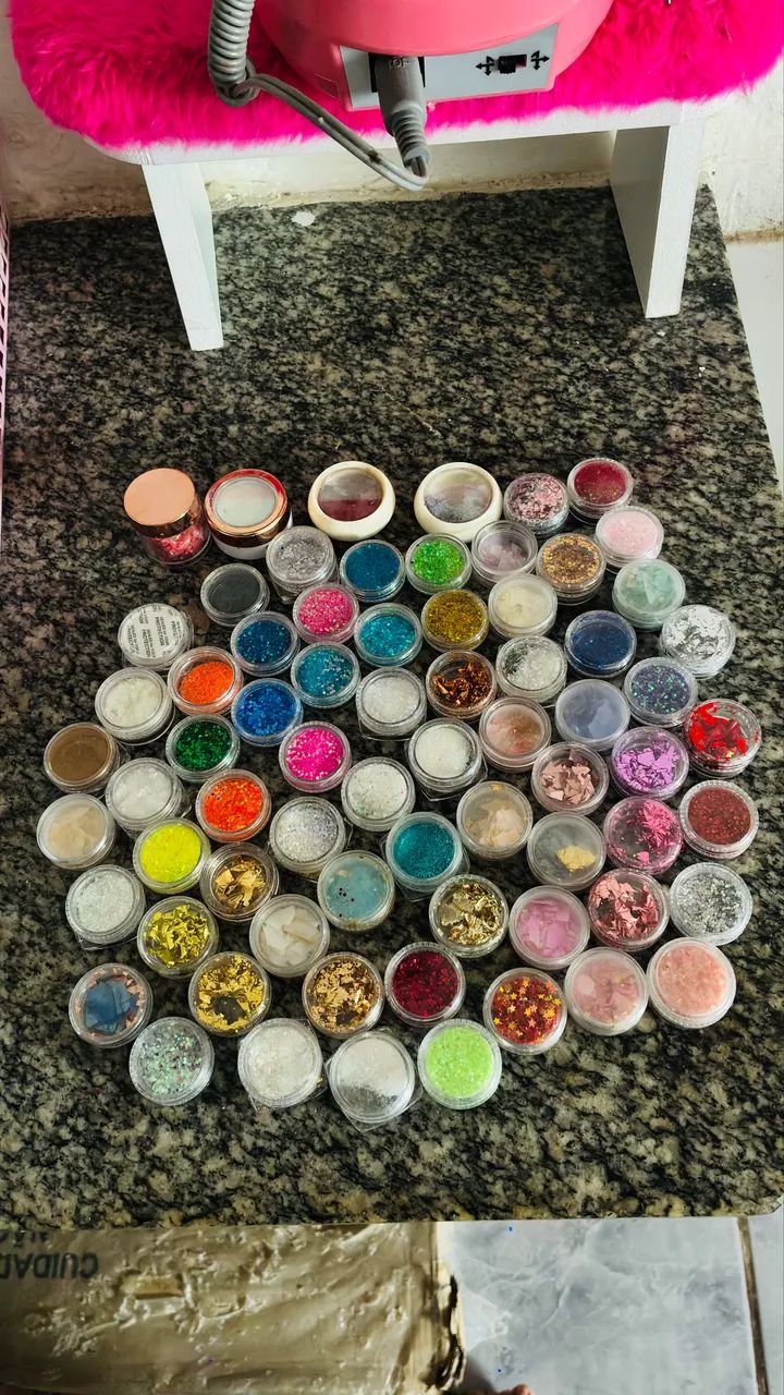 VENDO LOTE COMPLETO DE MATERIAL PARA UNHAS ?