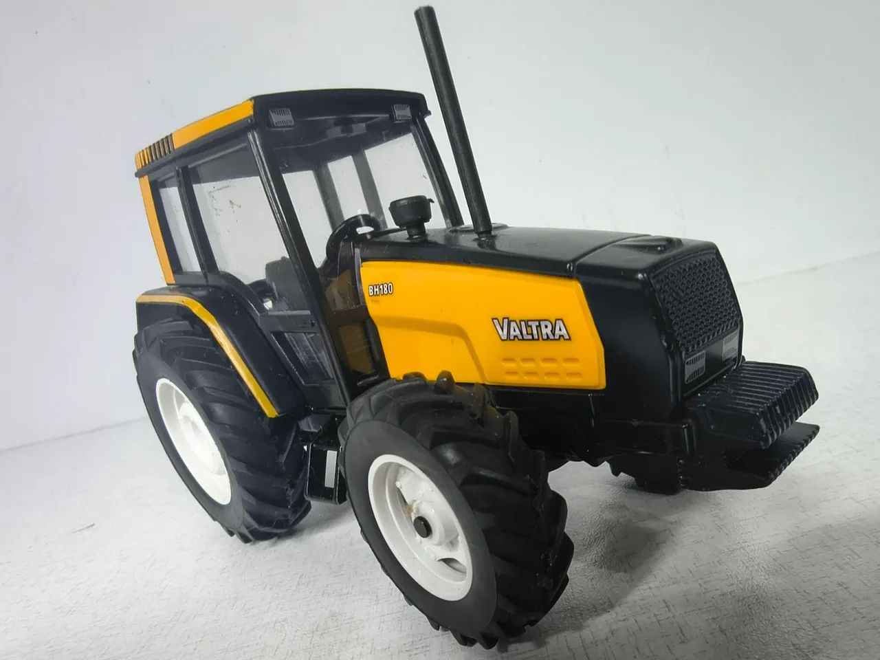 Miniatura Trator Valtra BH180  - Foto 2