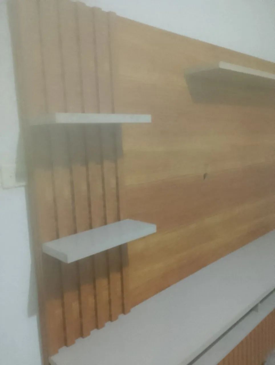 Painel para tv com nichos e prateleiras 