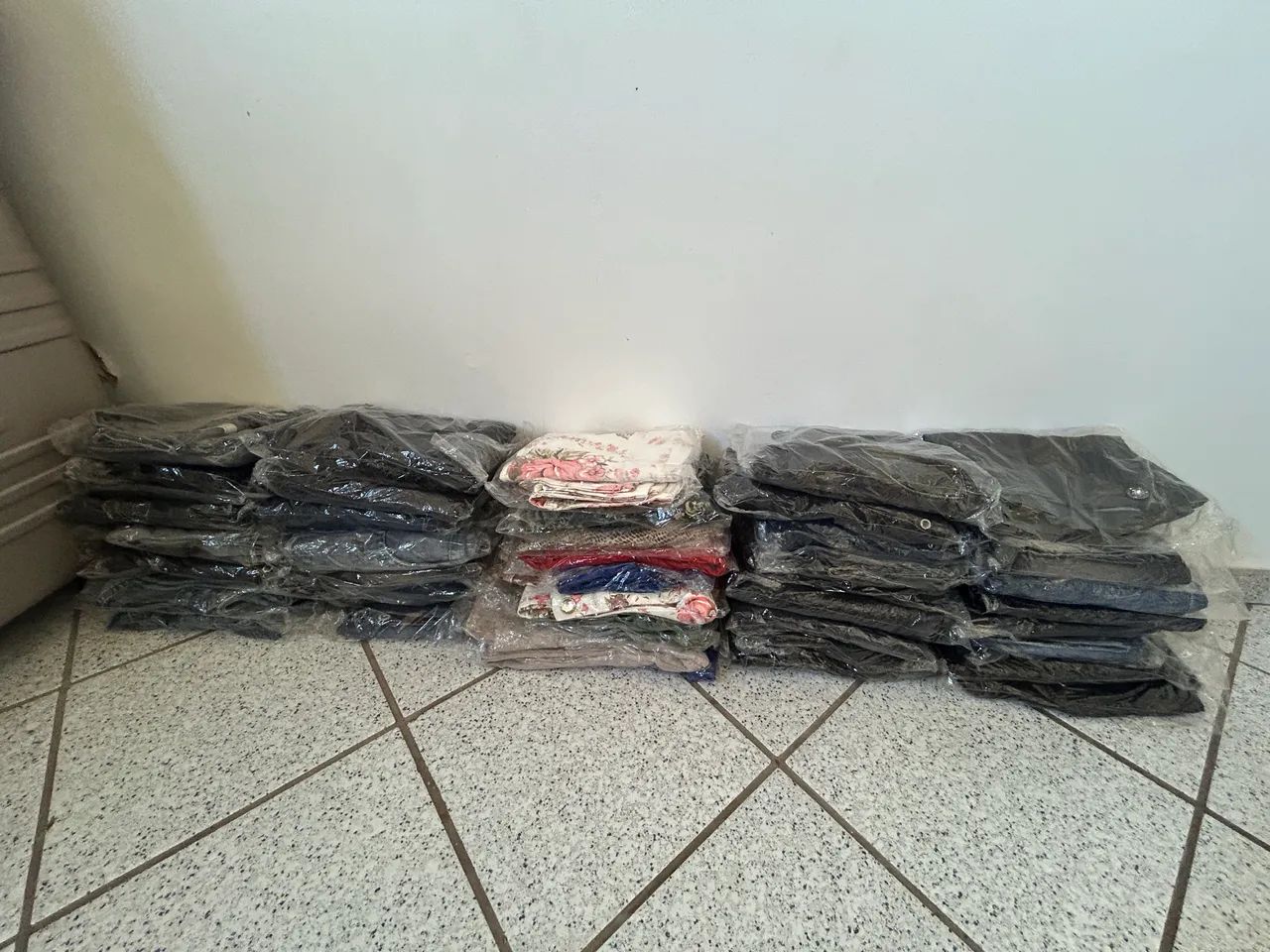 CALÇAS JEANS NOVA PARA REVENDER  - Foto 2