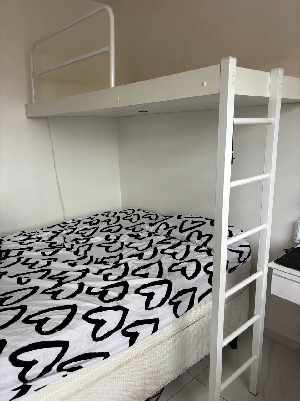 Cama suspensa com escada e led  - Foto 2