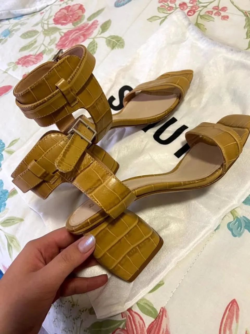 sandália schutz couro amarelo - Foto 3