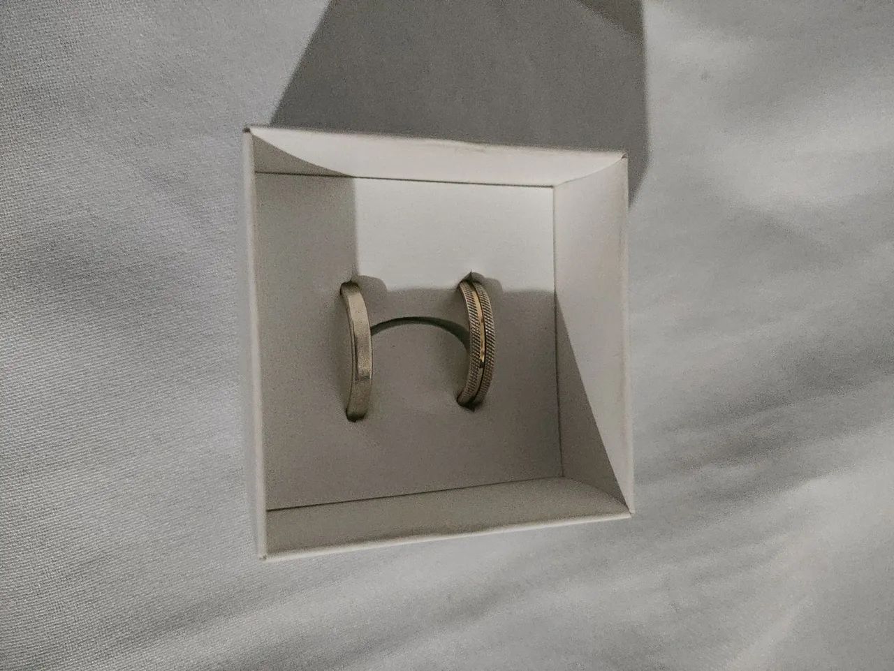 ALIANCA EM PRATA QUADRADA 3MM E UMA EM PRATA QUADRADA RUTILADA C FILETE OURO 18K 4MM