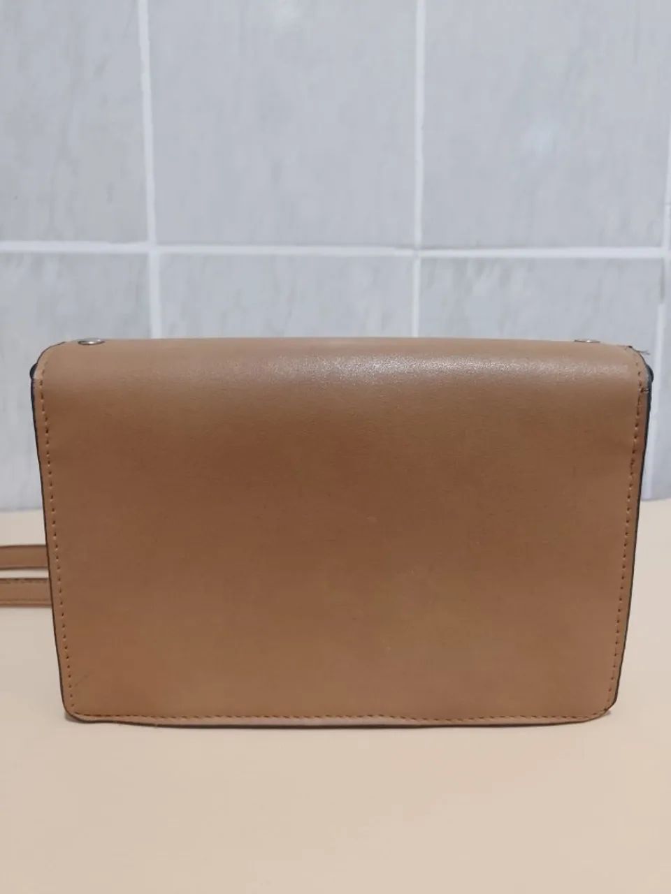 Bolsa Transversal Caramelo com Tachas e Corrente - Foto 3