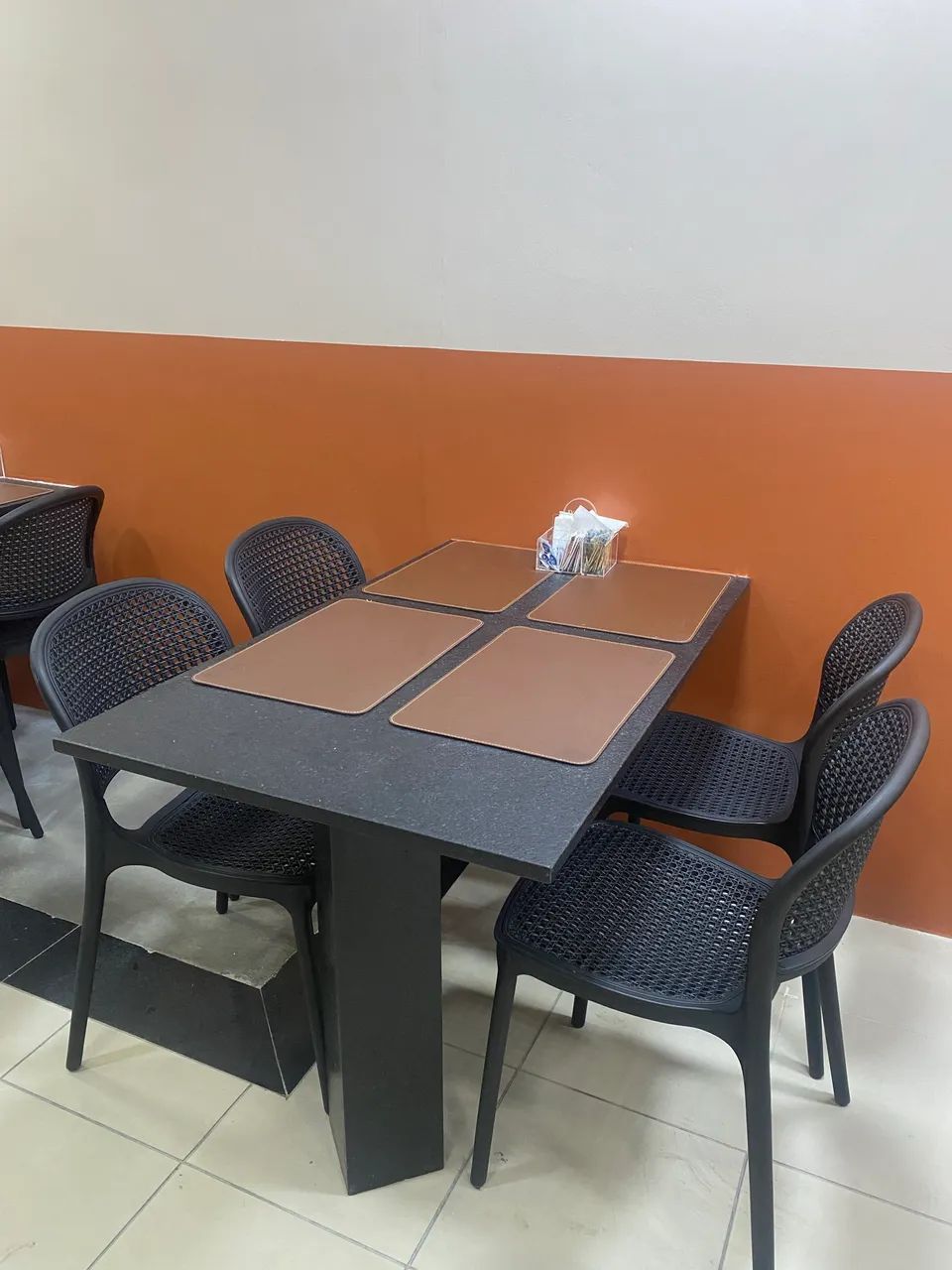 11 mesas granito e 44 cadeiras 10.500,00. 