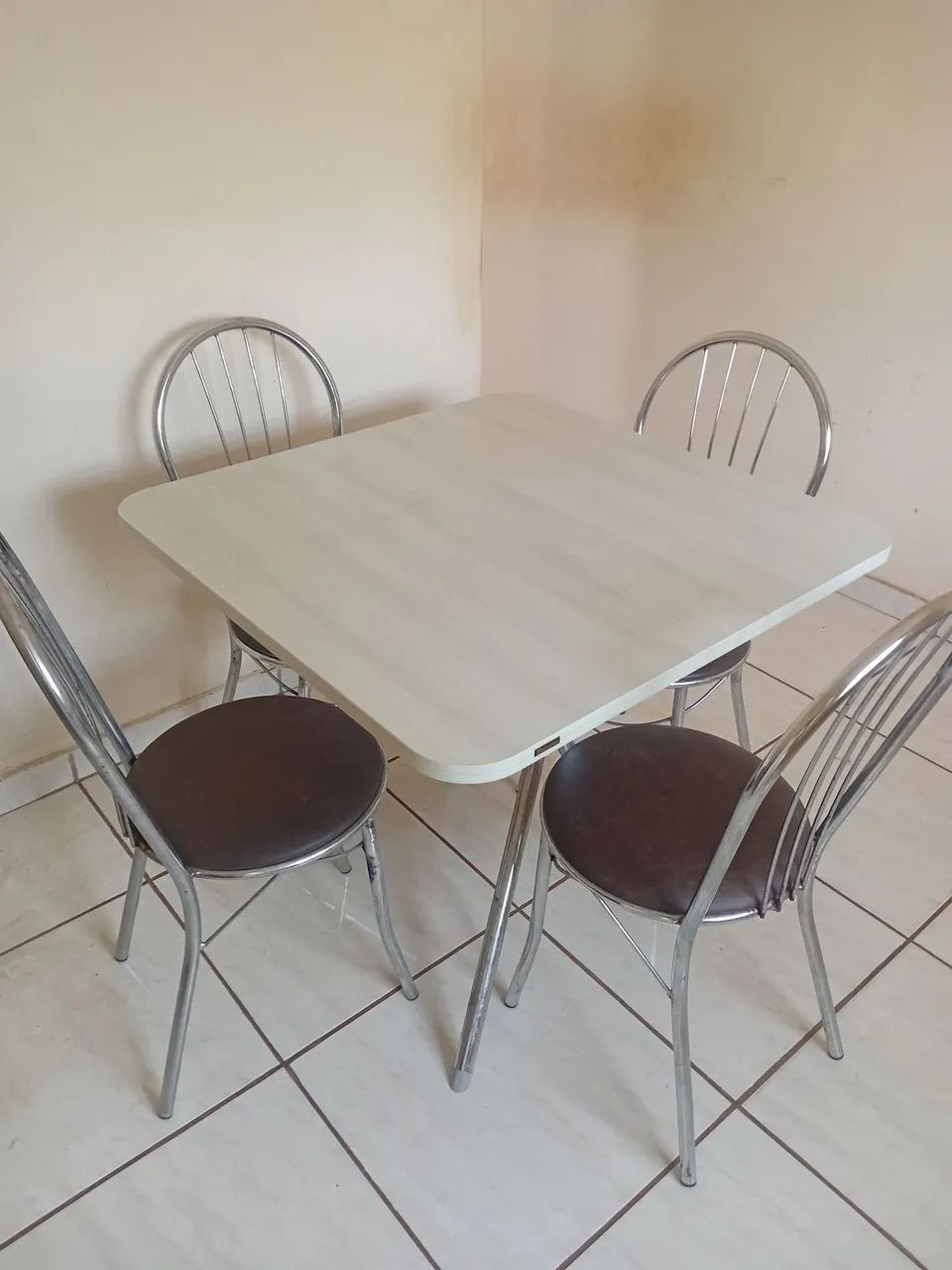 Mesa com 4 cadeiras 