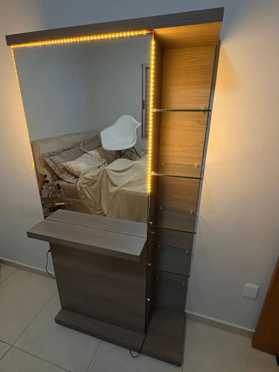 Penteadeira Camarim Moderna com LED e Prateleiras de Vidro