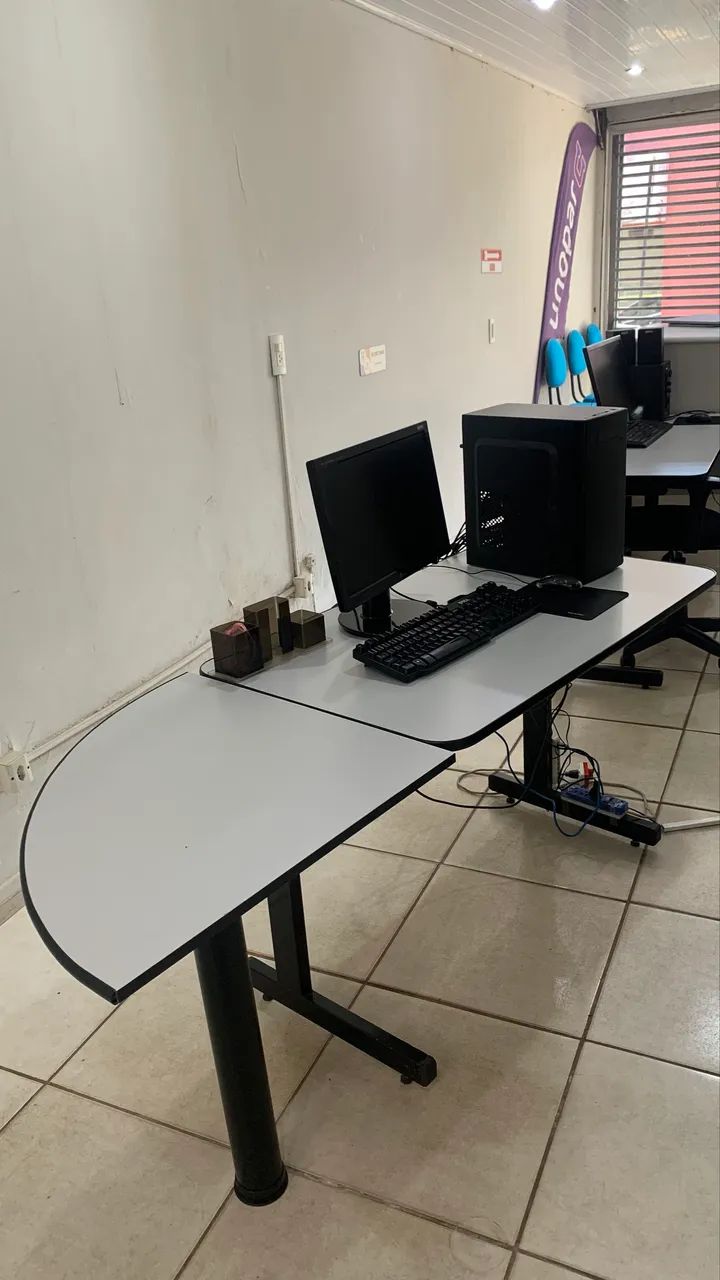 Mesa de Escritório com Extensão Lateral ? Usada, Ótimo Estado